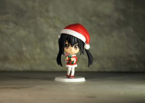 Anime Figur mit japanischer Weihnachtsdeko