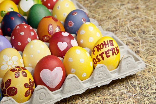 selbstgemachte Ostergeschenke als bunte Eier